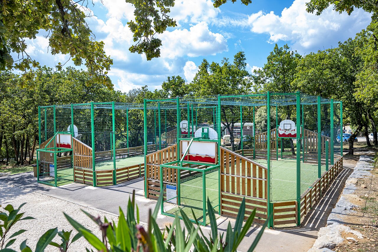 Terrain multisport avec plusieurs paniers de basket au camping CAPFUN Imbours � LARNAS (07).