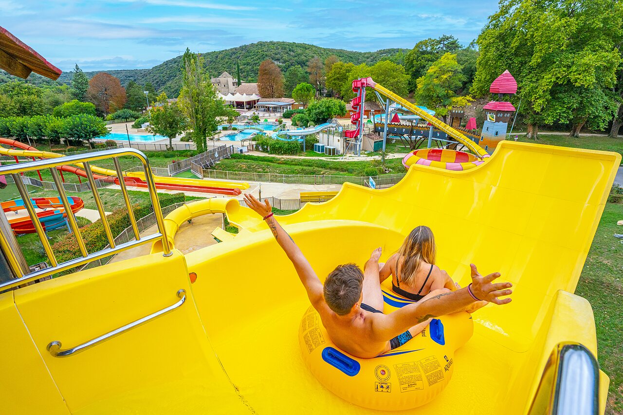 Couple sur toboggan g�ant, vue panoramique sur parc aquatique au camping CAPFUN Imbours � LARNAS (07).