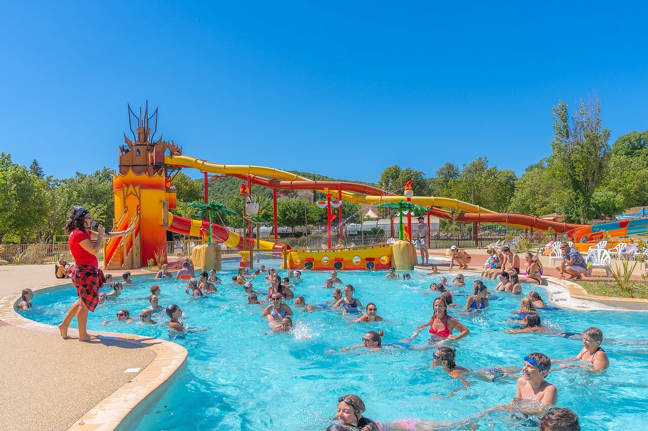 Piscine anim�e avec toboggans et jeux aquatiques au camping CAPFUN Imbours � LARNAS (07).