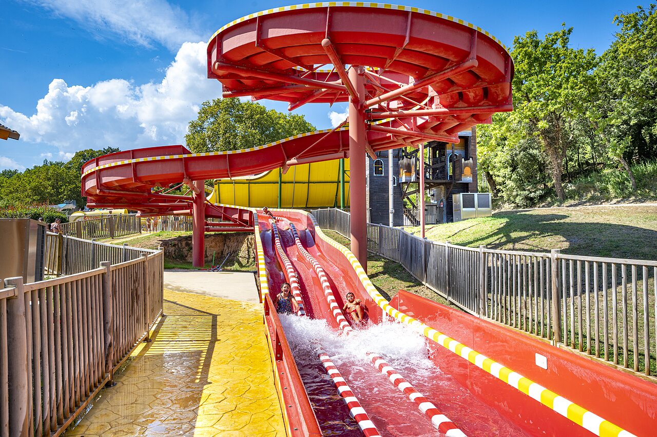 Toboggan aquatique g�ant rouge avec enfants au camping CAPFUN Imbours � LARNAS (07).