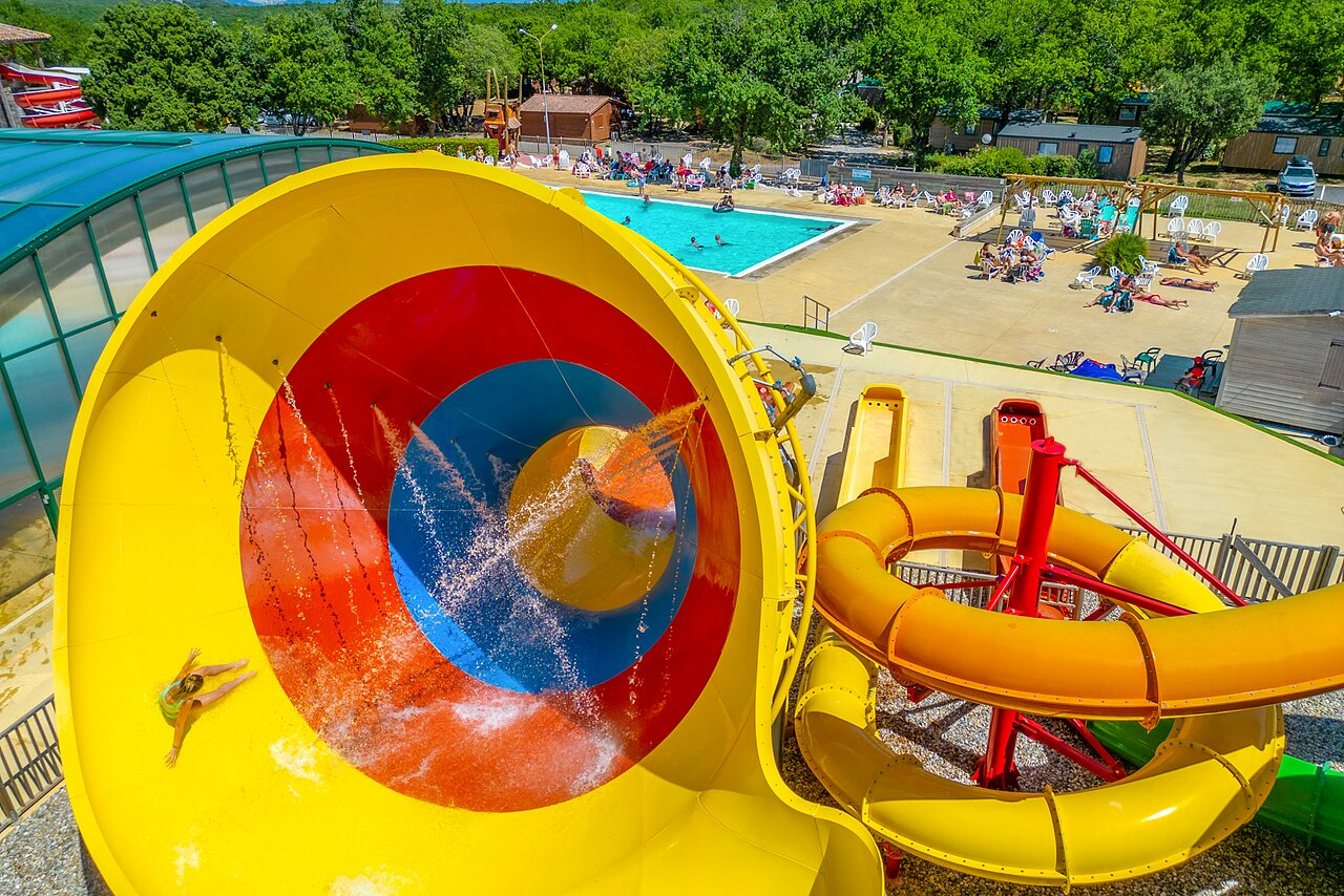 Toboggan aquatique g�ant et piscine ext�rieure au camping CAPFUN Imbours � LARNAS (07).