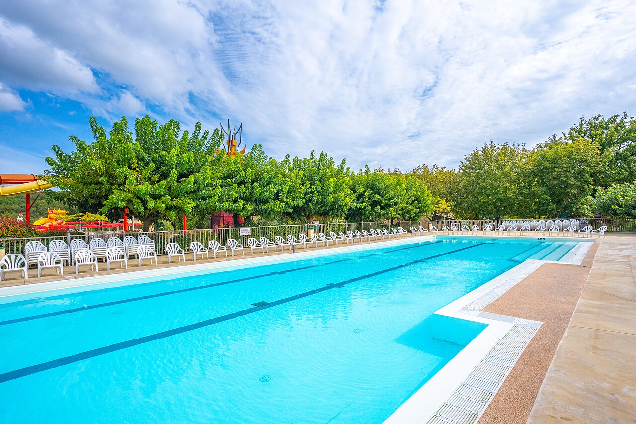 Grande piscine ext�rieure avec lignes de nage et toboggans au camping CAPFUN Imbours � LARNAS (07).
