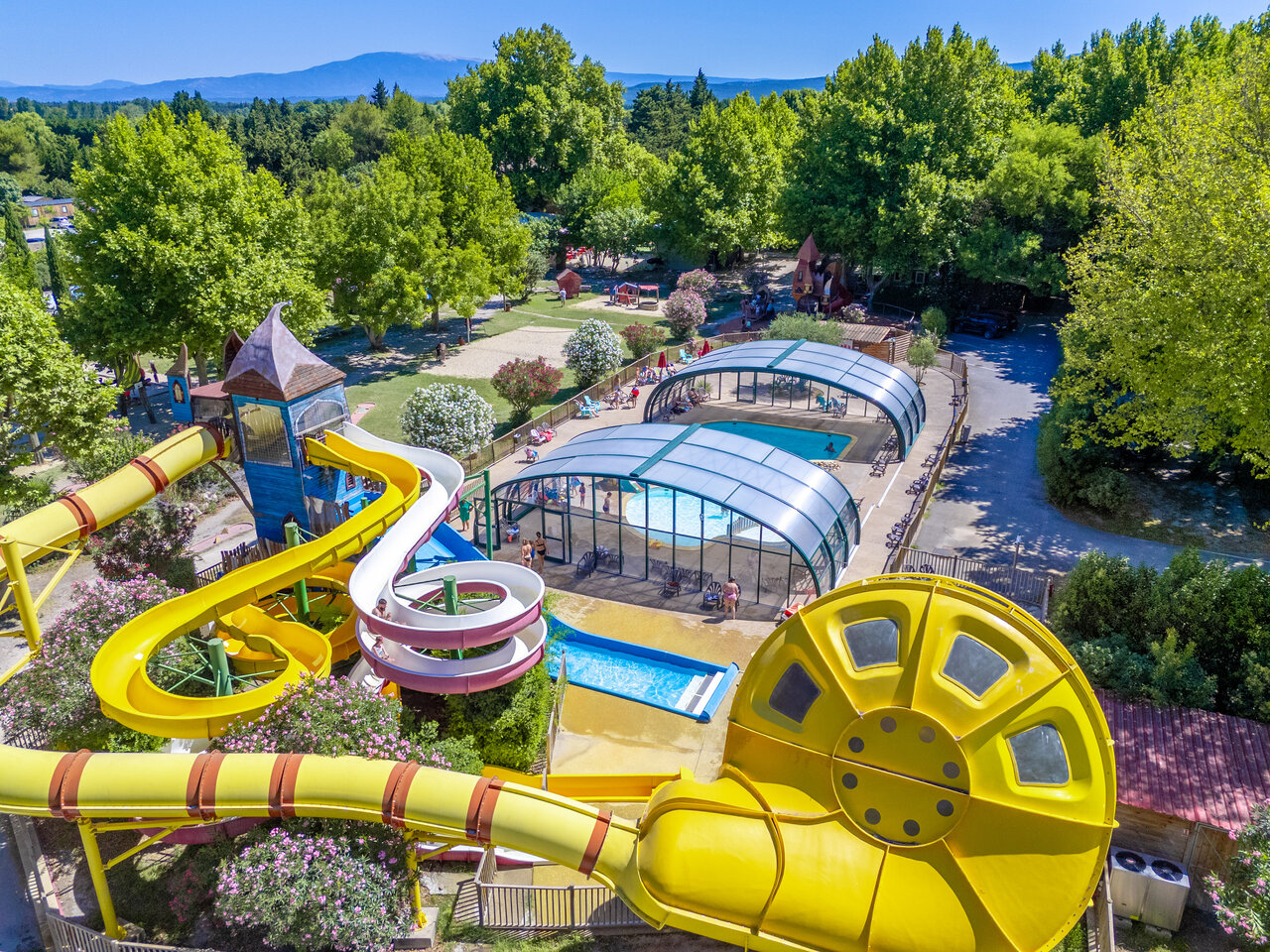 Piscines couvertes, toboggans aquatiques g�ants au camping CAPFUN Jantou � LE THOR (84).