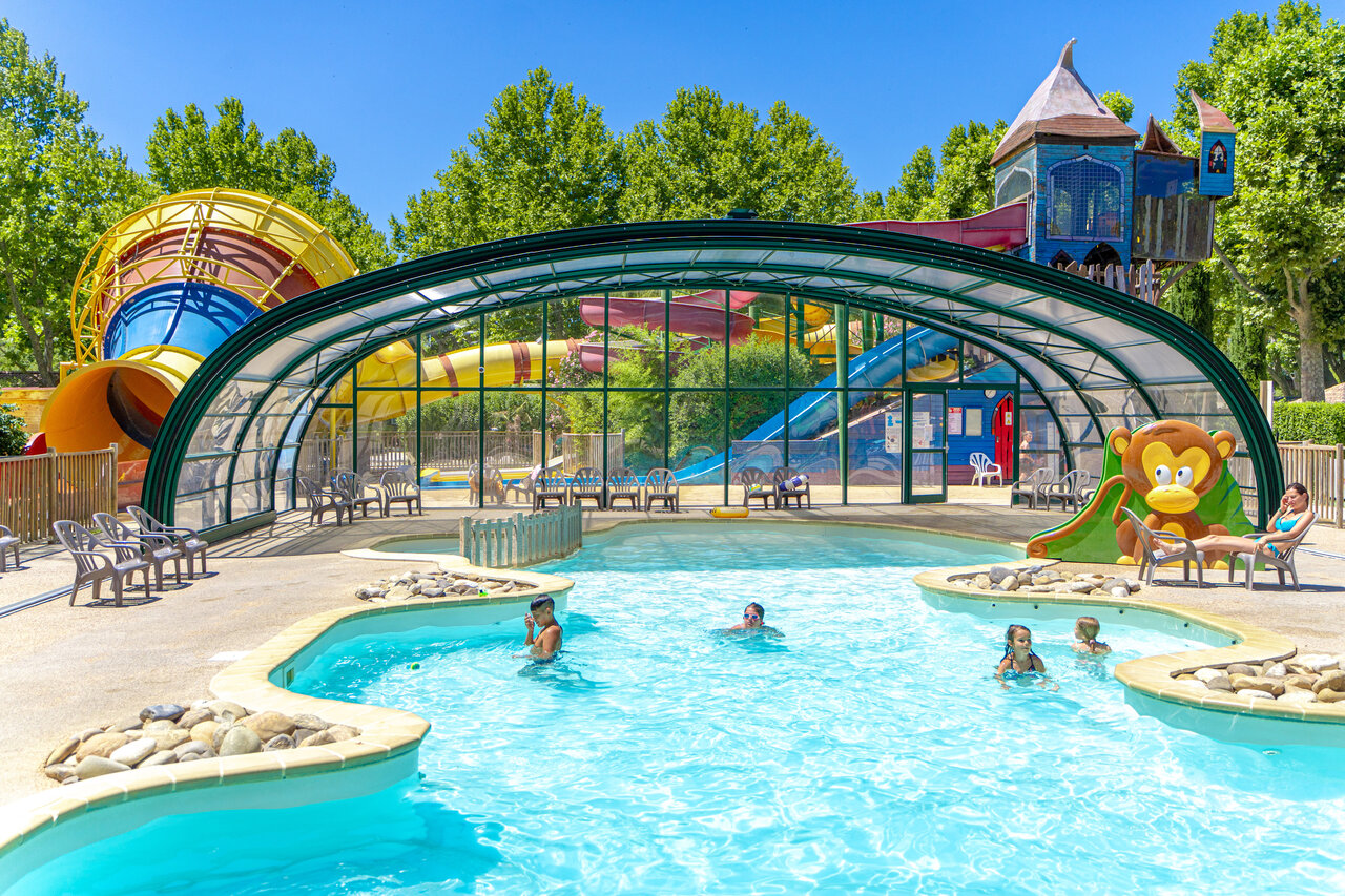 Piscine, toboggans aquatiques et aire de jeux au camping CAPFUN Jantou � LE THOR (84).