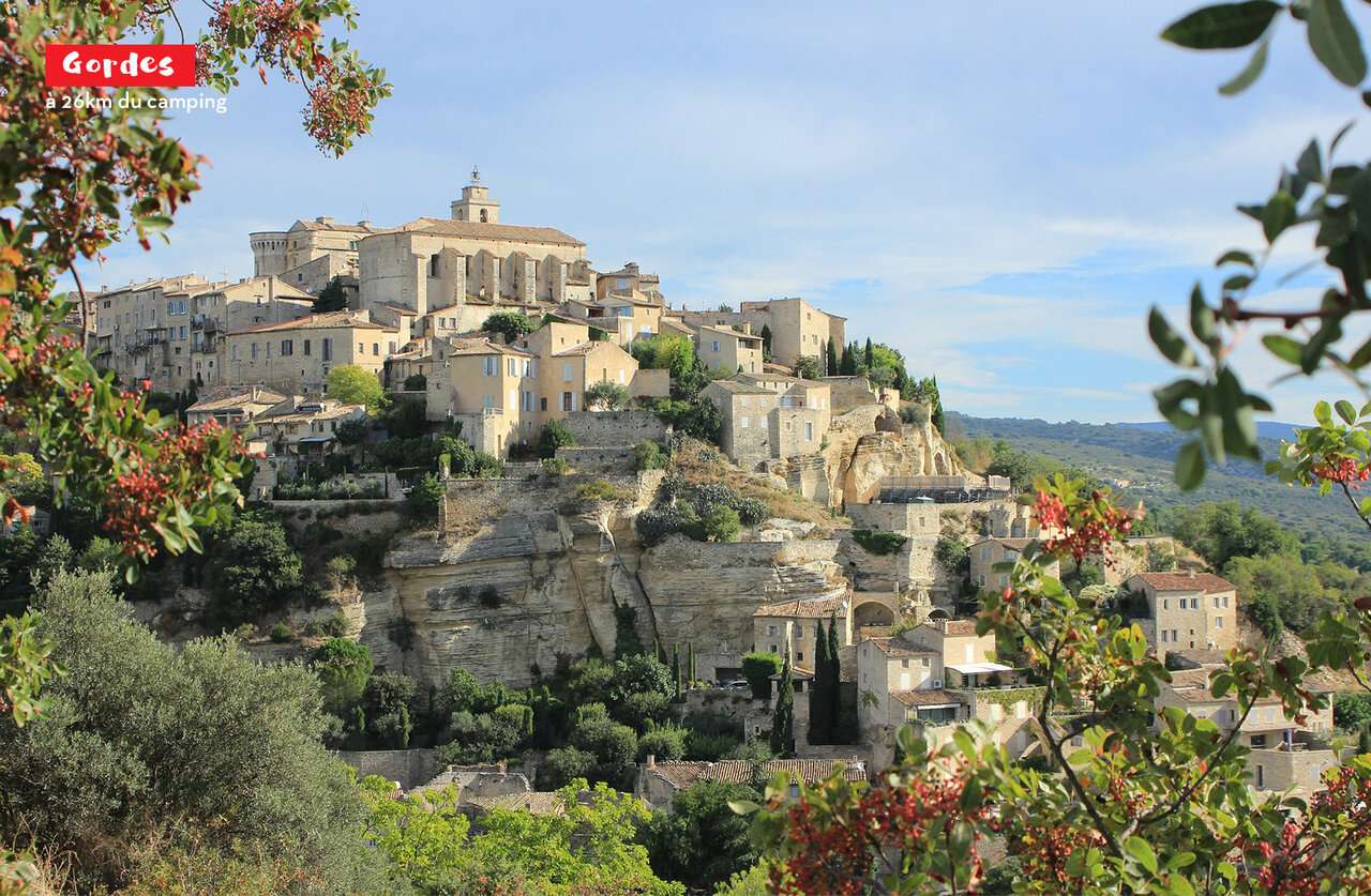 Village perch� de Gordes en Provence, un lieu magnifique � visiter.