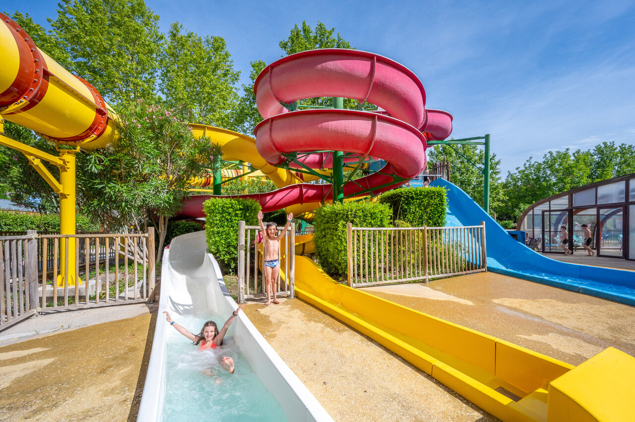 Toboggans aquatiques color�s, enfants s'amusant au camping CAPFUN Jantou � LE THOR (84).