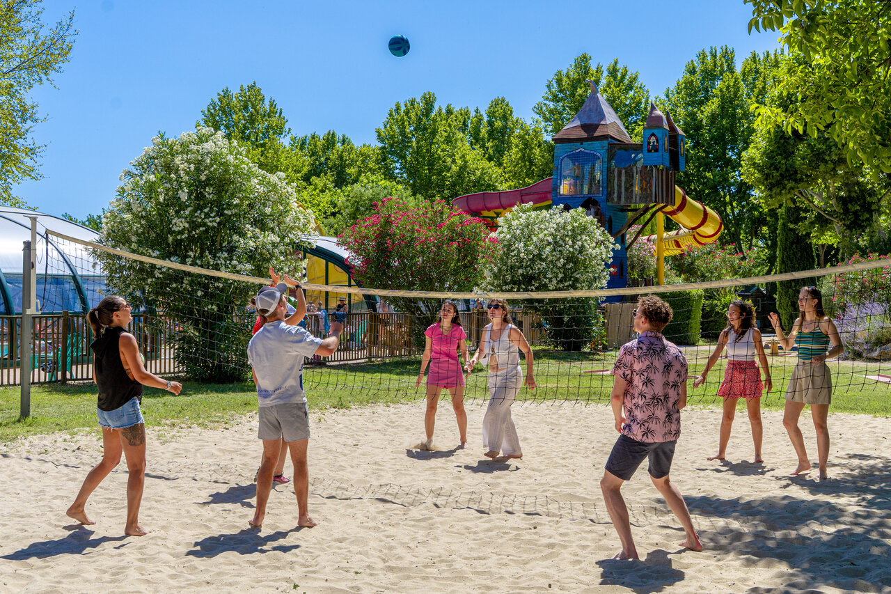 Partie de beach-volley, aire de jeux au CAPFUN Jantou � LE THOR (84).