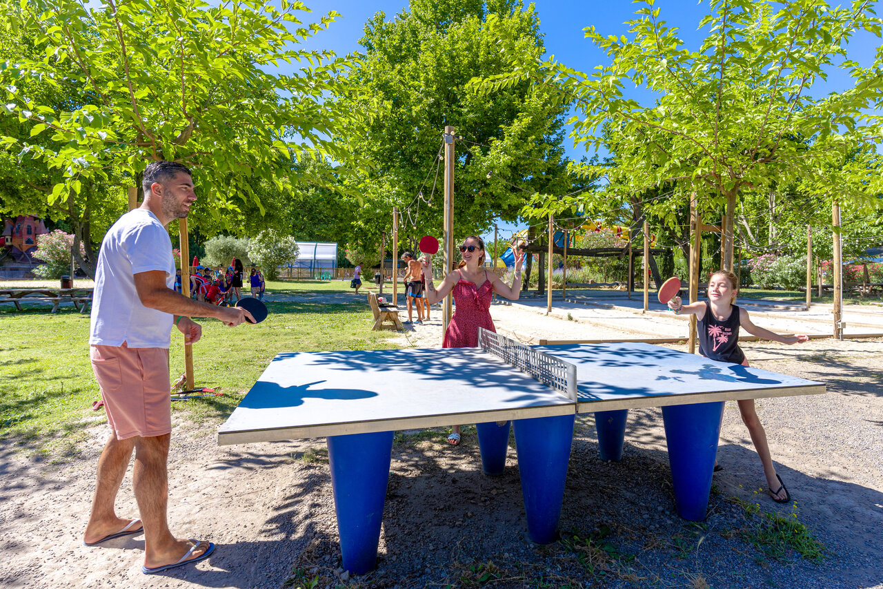 Table de ping-pong ext�rieure au camping CAPFUN Jantou � LE THOR (84).