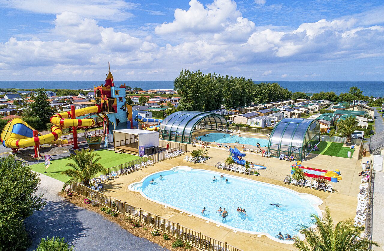 Toboggans g�ants, piscines ext�rieures et couvertes au camping CAPFUN Joncal � Grandcamp - Maisy (14).