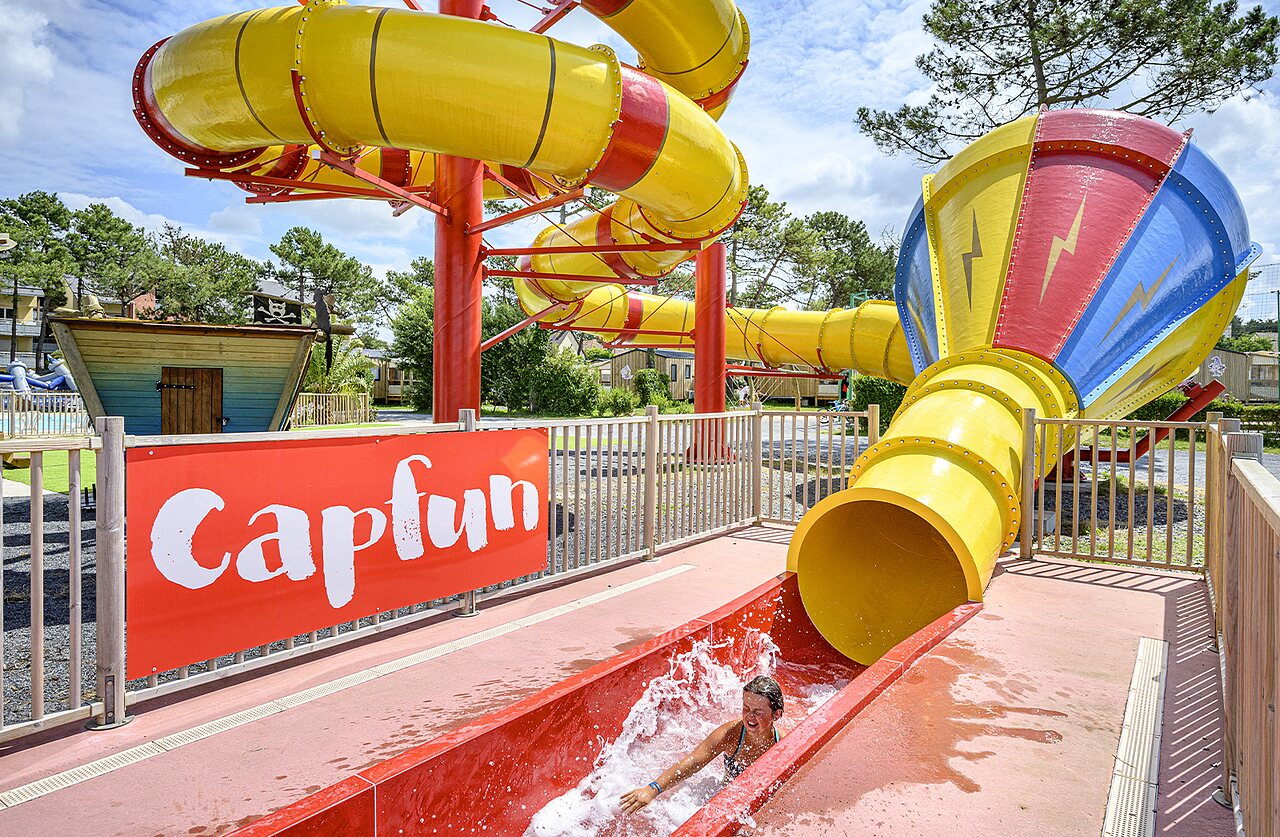 Toboggan aquatique g�ant et piscine au CAPFUN Joncal � Grandcamp - Maisy.