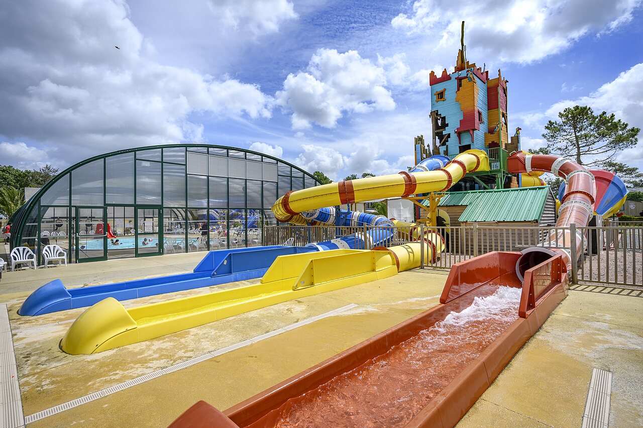 Toboggans aquatiques color�s et piscine couverte au camping CAPFUN Joncal � Grandcamp - Maisy (14).