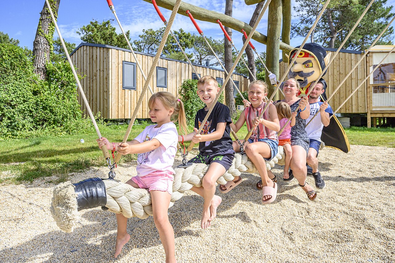 Enfants et mascotte sur balan�oire, Mobil-homes au CAPFUN Joncal � Grandcamp - Maisy (14).