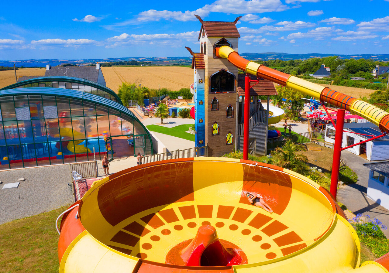 Complexe aquatique avec toboggan g�ant au camping CAPFUN Kervel � PLONEVEZ PORZAY (29).