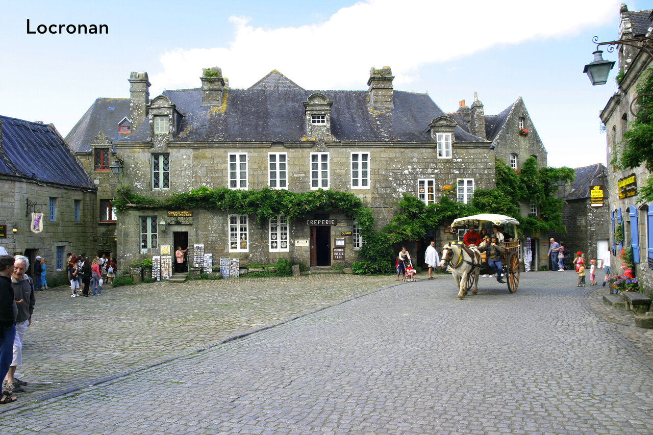 Place pav�e historique de Locronan en Bretagne, avec cal�che et cr�perie.