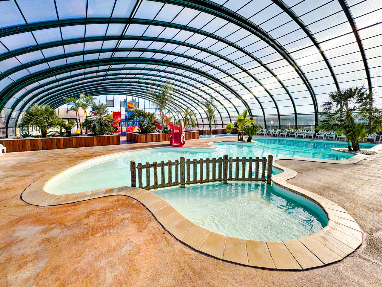 Piscine couverte, toboggans, jeux aquatiques au camping CAPFUN Kervel, PLONEVEZ PORZAY (29).