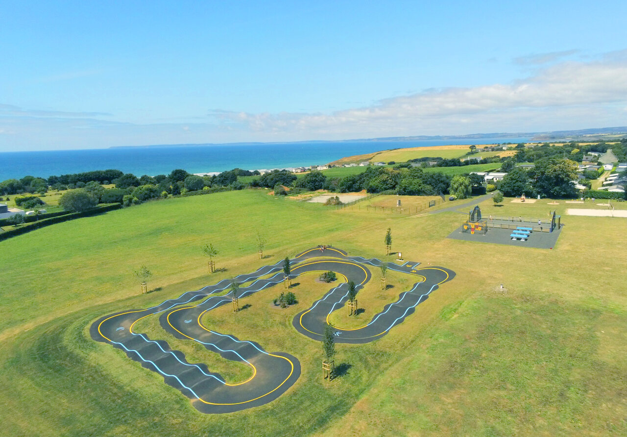 Pumptrack, aire de jeux et vue mer au camping CAPFUN Kervel � PLONEVEZ PORZAY (29).