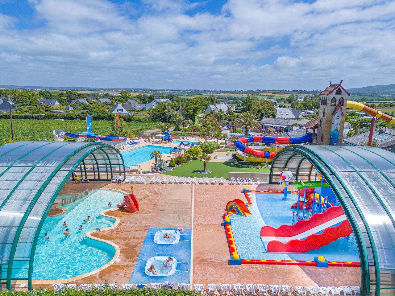 Parc aquatique avec piscines, toboggans g�ants et jacuzzis au camping CAPFUN Kervel � PLONEVEZ PORZAY.