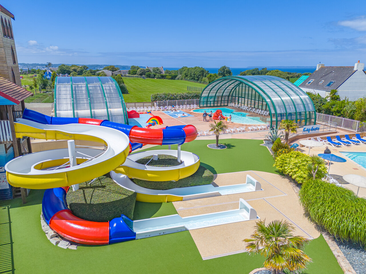 Toboggans aquatiques color�s, piscine ext�rieure et couverte au camping CAPFUN Kervel � PLONEVEZ PORZAY.