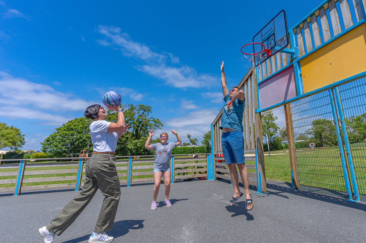Basketball en famille sur le terrain multisport au camping CAPFUN Kervel.