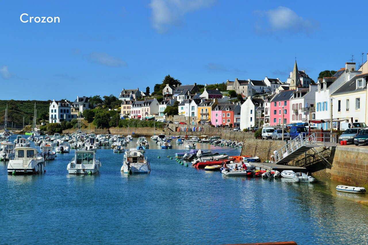 Port de Crozon avec ses maisons color�es et bateaux, un lieu � visiter en Bretagne.