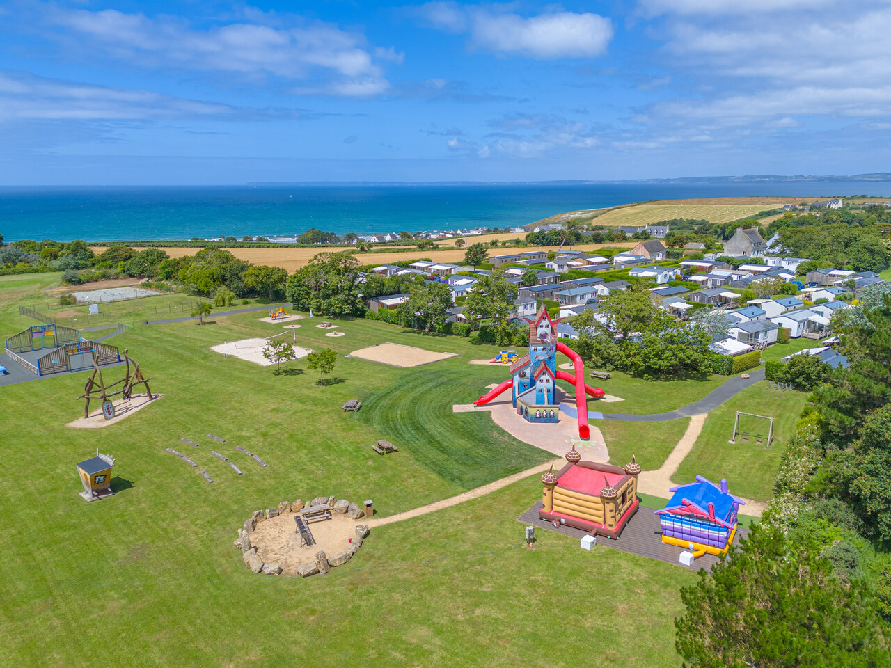 Aire de jeux, ch�teaux gonflables, toboggans au CAPFUN Kervel � PLONEVEZ PORZAY (29).