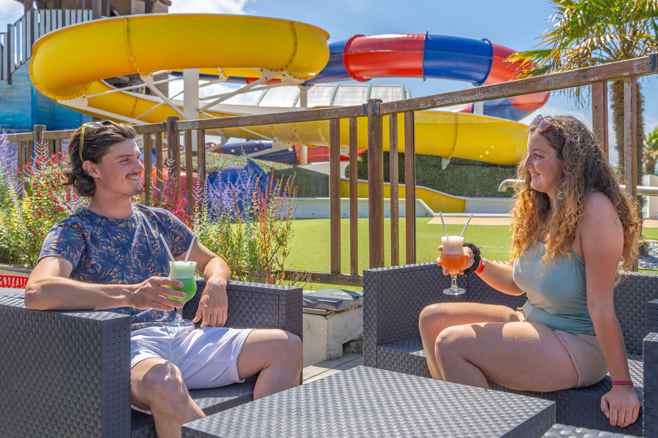 Couple d�gustant cocktails, toboggans aquatiques au camping CAPFUN Kervel � PLONEVEZ PORZAY (29).