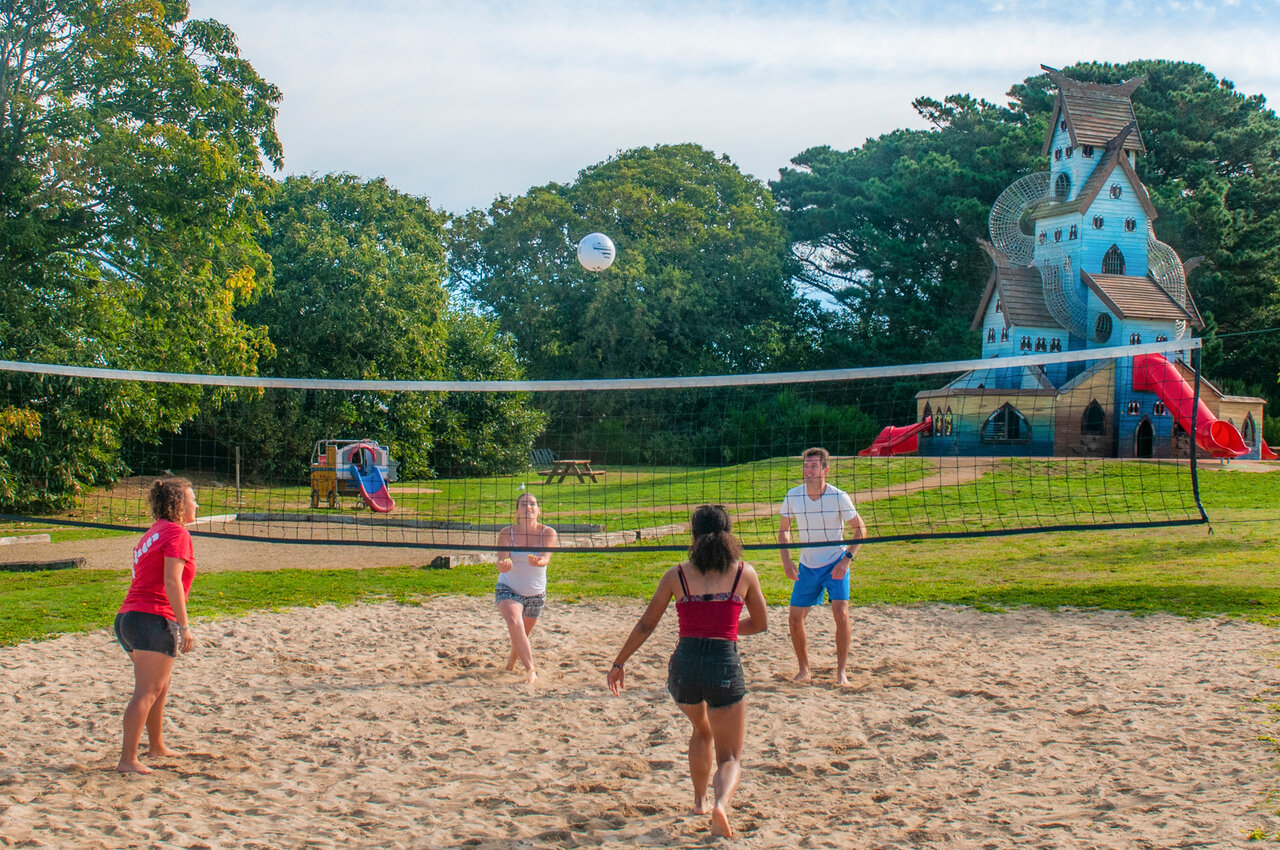 Terrain de beach-volley avec joueurs et structure de jeux au camping CAPFUN Kervel � PLONEVEZ PORZAY.