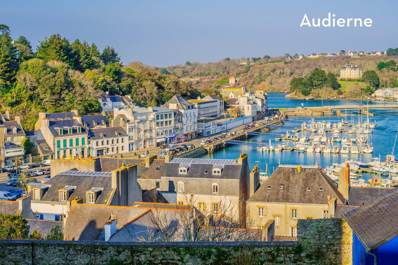 Port de plaisance et maisons traditionnelles d'Audierne, ville � visiter en Bretagne.