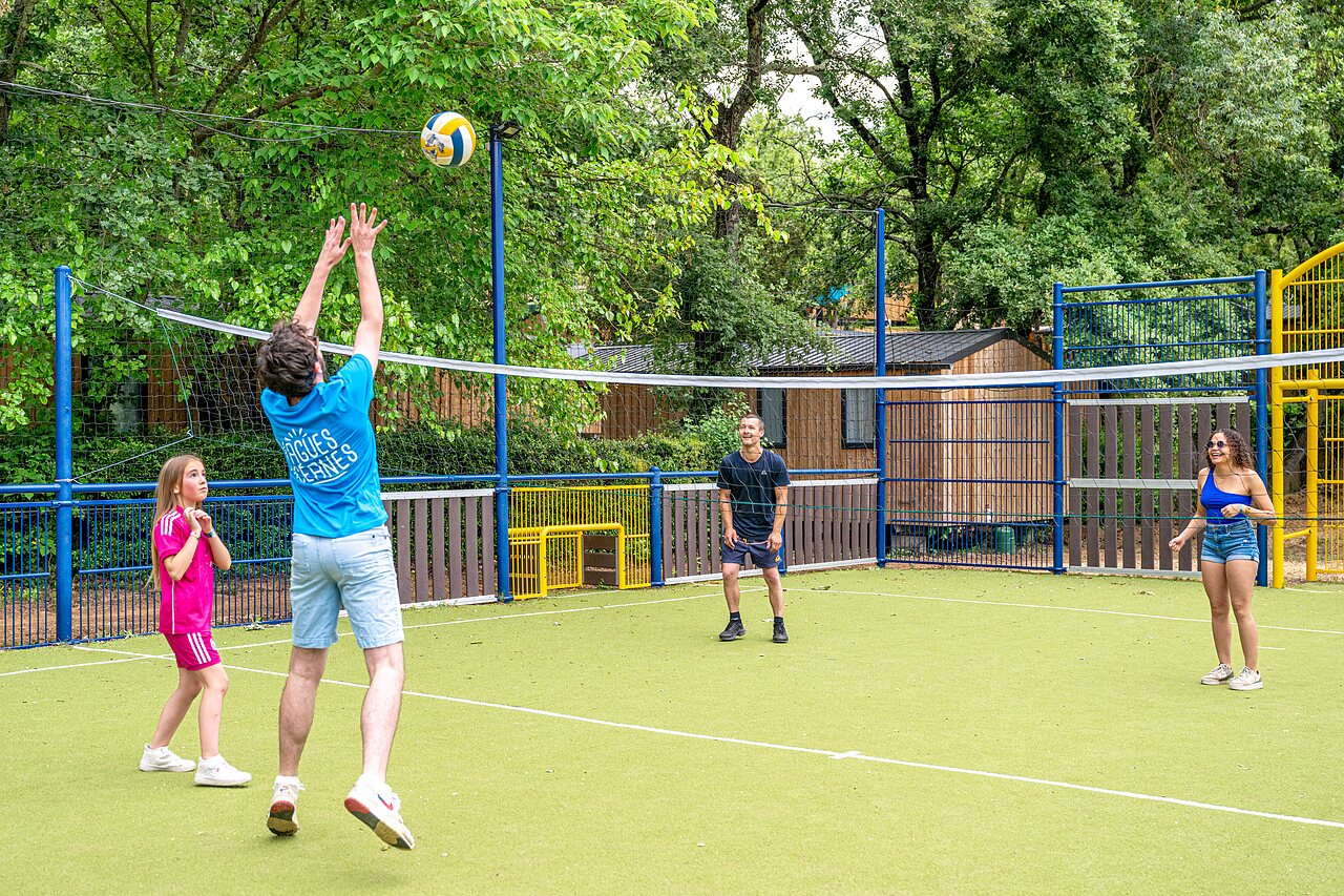 Volleyball sur terrain multisport pour familles au camping VAGUES OCEANES Labeiller (30).