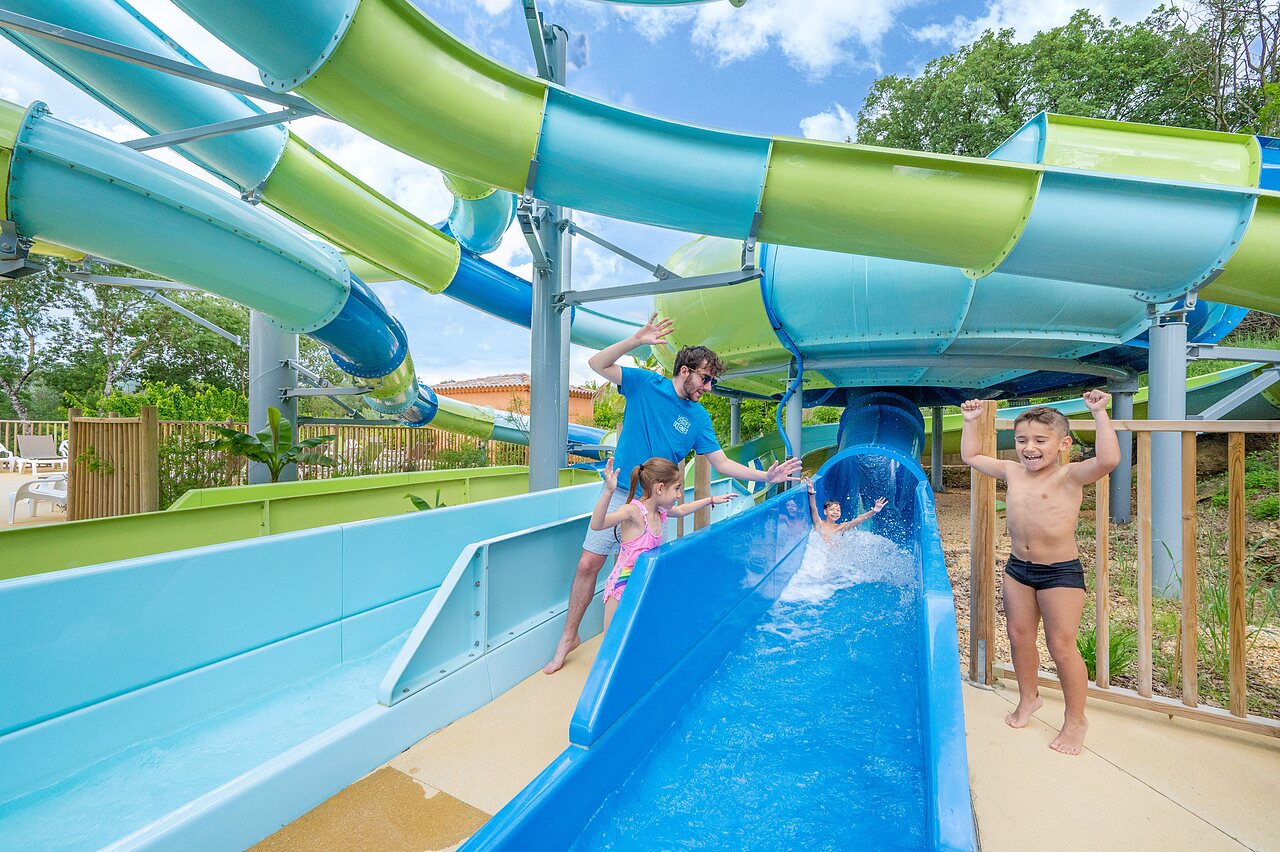 Toboggans aquatiques color�s, enfants et animateur au camping VAGUES OCEANES Labeiller.