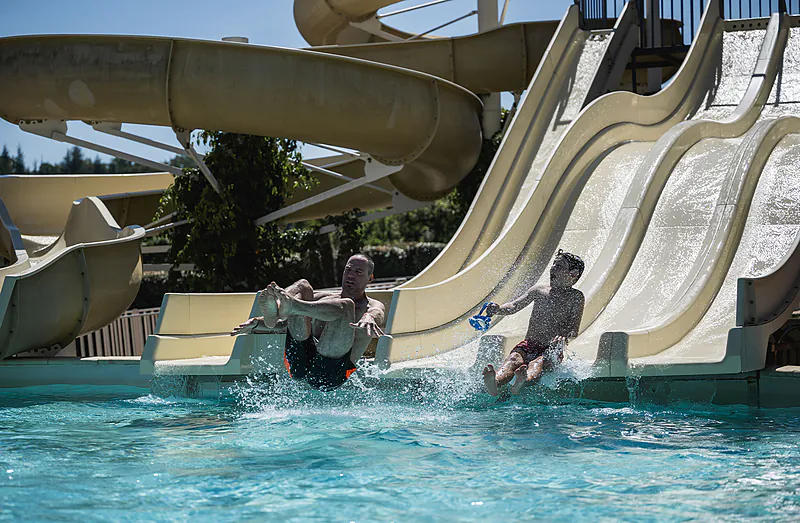 Toboggans aquatiques et piscine au camping CAPFUN Lac des 3 Vall�es � Lectoure.