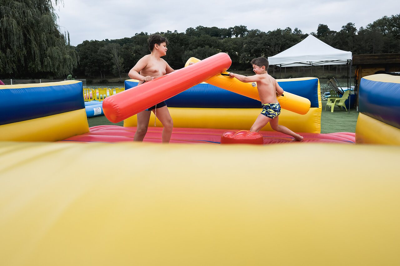 Joutes gonflables enfants au camping CAPFUN Lac des 3 Vall�es � Lectoure (32).