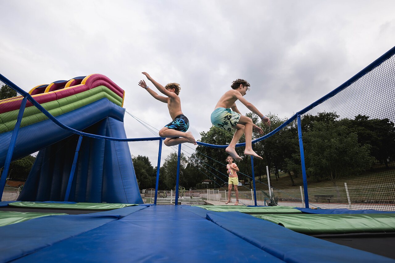 Enfants, trampoline au camping CAPFUN Lac des 3 Vall�es � Lectoure (32).