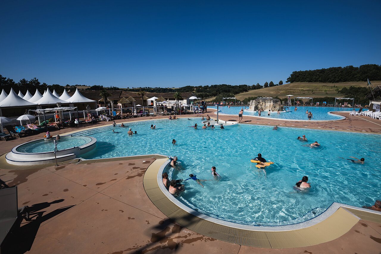 Grand complexe aquatique, piscine, jacuzzi au camping CAPFUN Lac des 3 Vall�es � Lectoure (32).