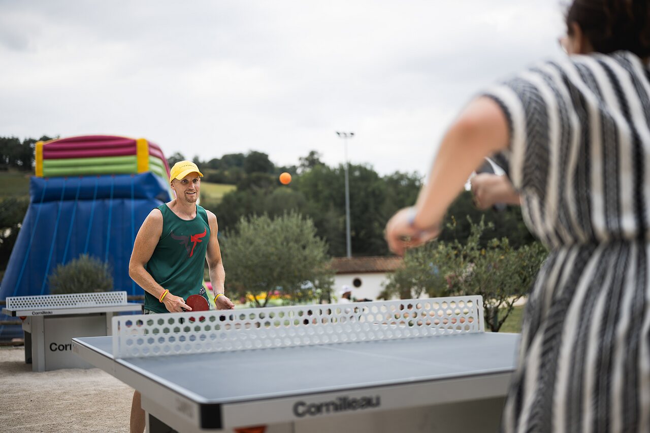 Tennis de table et structure gonflable au camping CAPFUN Lac des 3 Vall�es � Lectoure (32).
