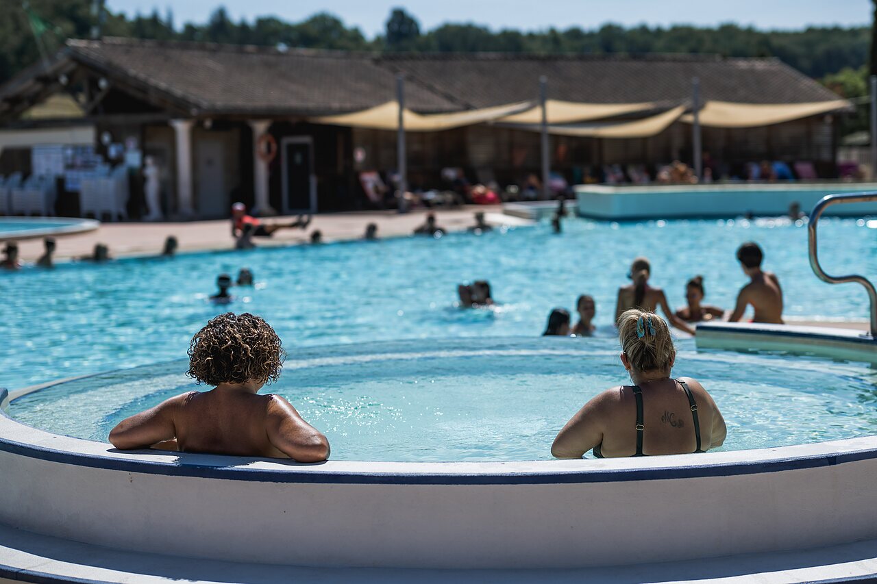 Jacuzzi et piscine au camping CAPFUN Lac des 3 Vall�es � Lectoure (32).