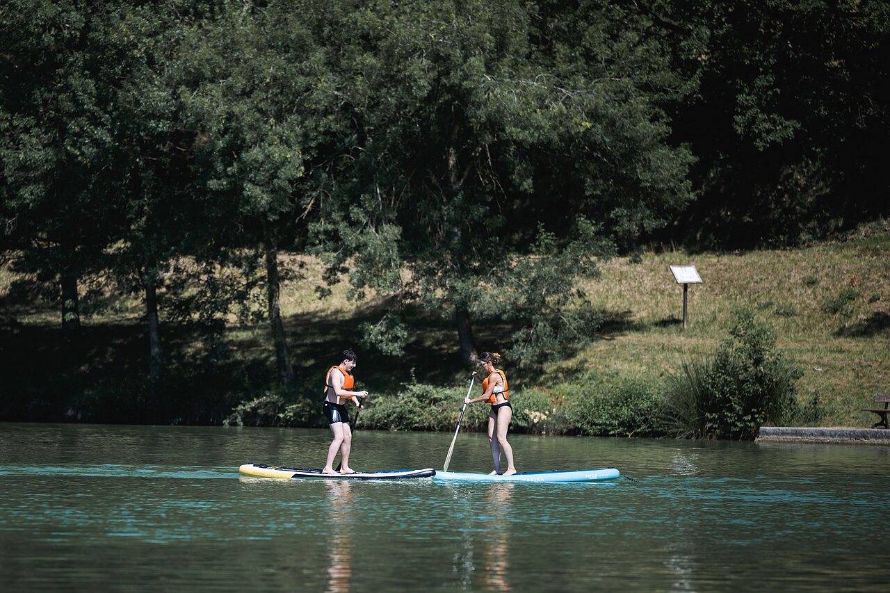 Stand-up paddle sur le lac au camping CAPFUN Lac des 3 Vall�es � Lectoure.
