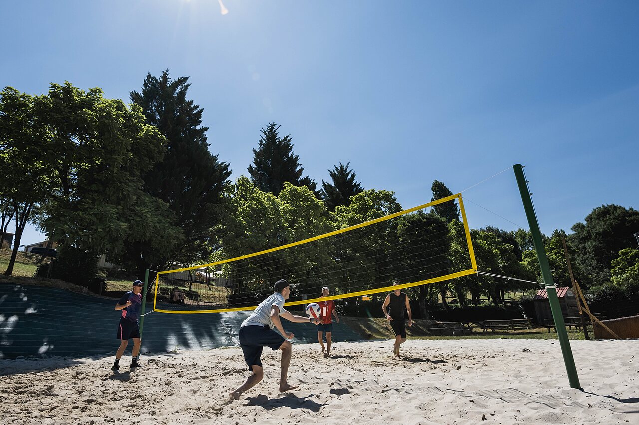 Joueurs de beach-volley sur terrain de sable au camping CAPFUN Lac des 3 Vall�es.