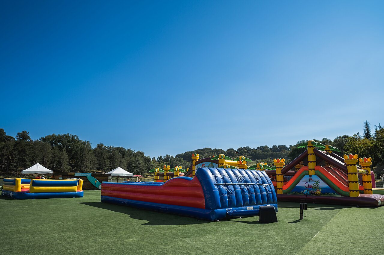 Jeux gonflables color�s pour enfants au camping CAPFUN Lac des 3 Vall�es � Lectoure (32).
