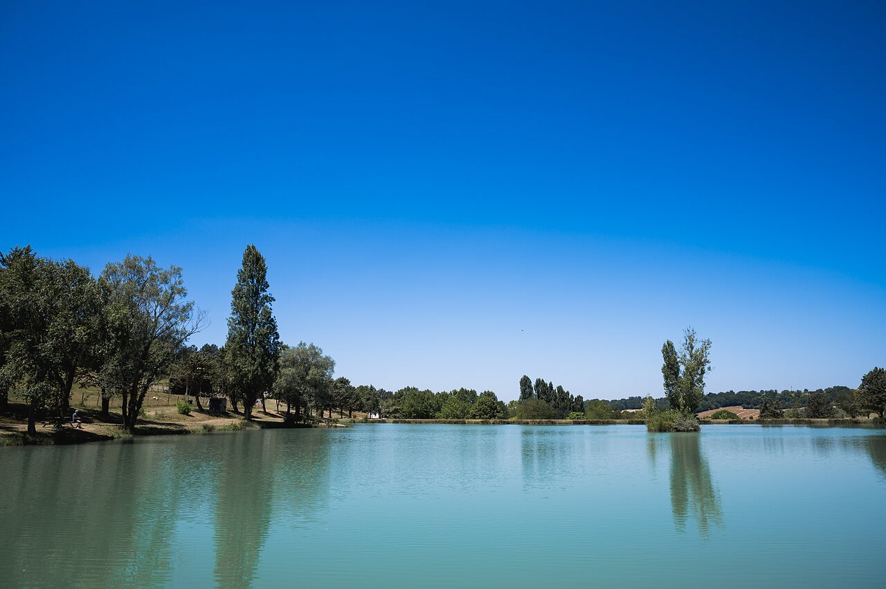 Lac paisible, nature verdoyante au camping CAPFUN Lac des 3 Vall�es � Lectoure (32).