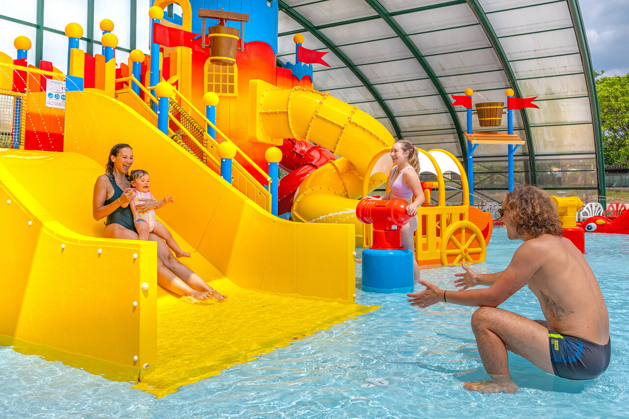 Toboggans aquatiques et jeux d'eau au camping CAPFUN Lac de Ribou � Cholet (49).