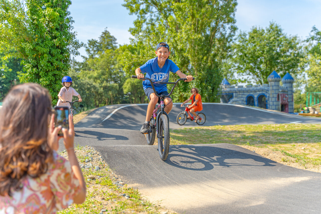 Enfants � v�lo sur le pump track du camping CAPFUN Lac de Ribou � Cholet (49).