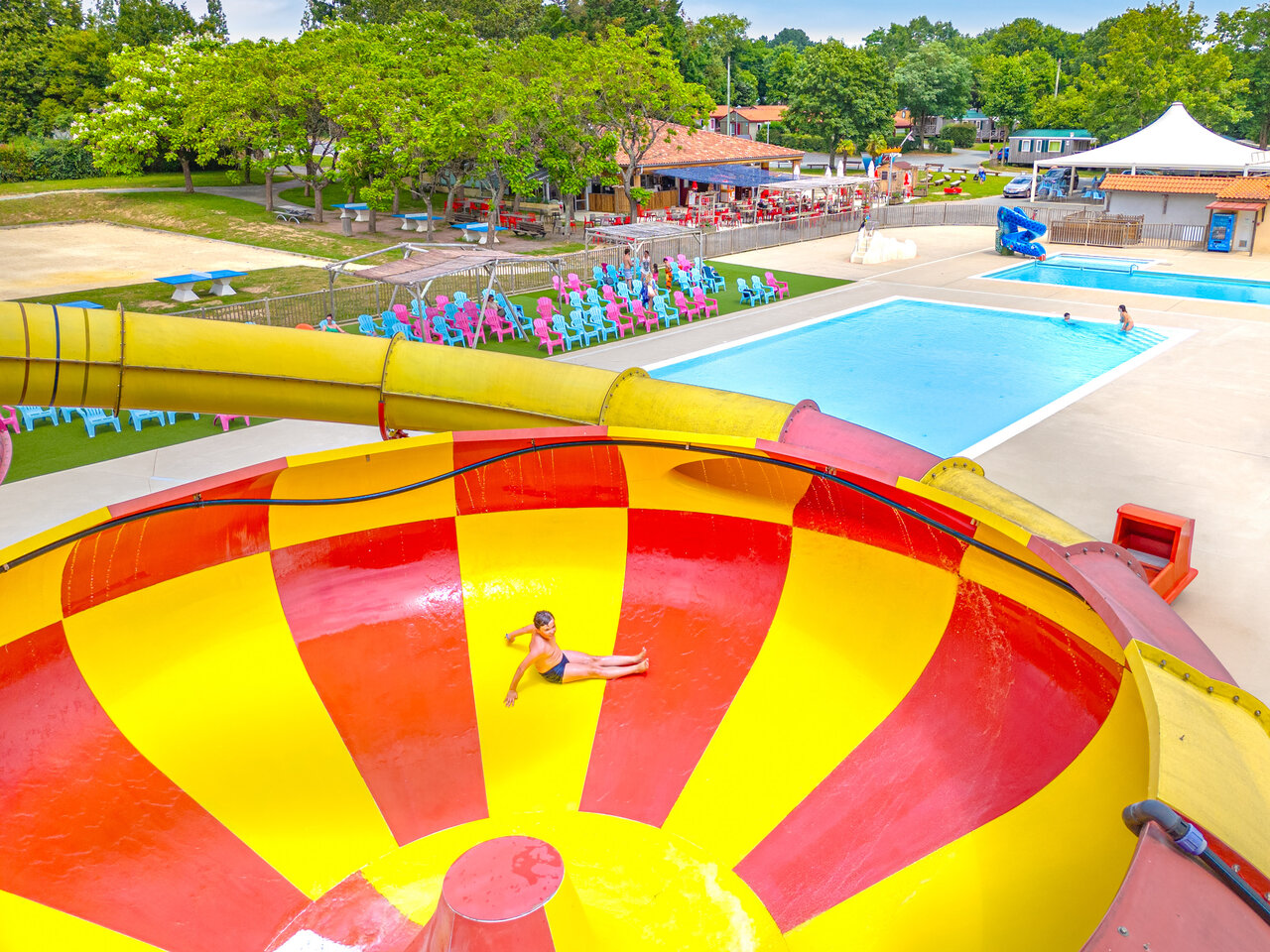 Toboggan aquatique g�ant, piscine ext�rieure au camping CAPFUN Lac de Ribou � Cholet (49).
