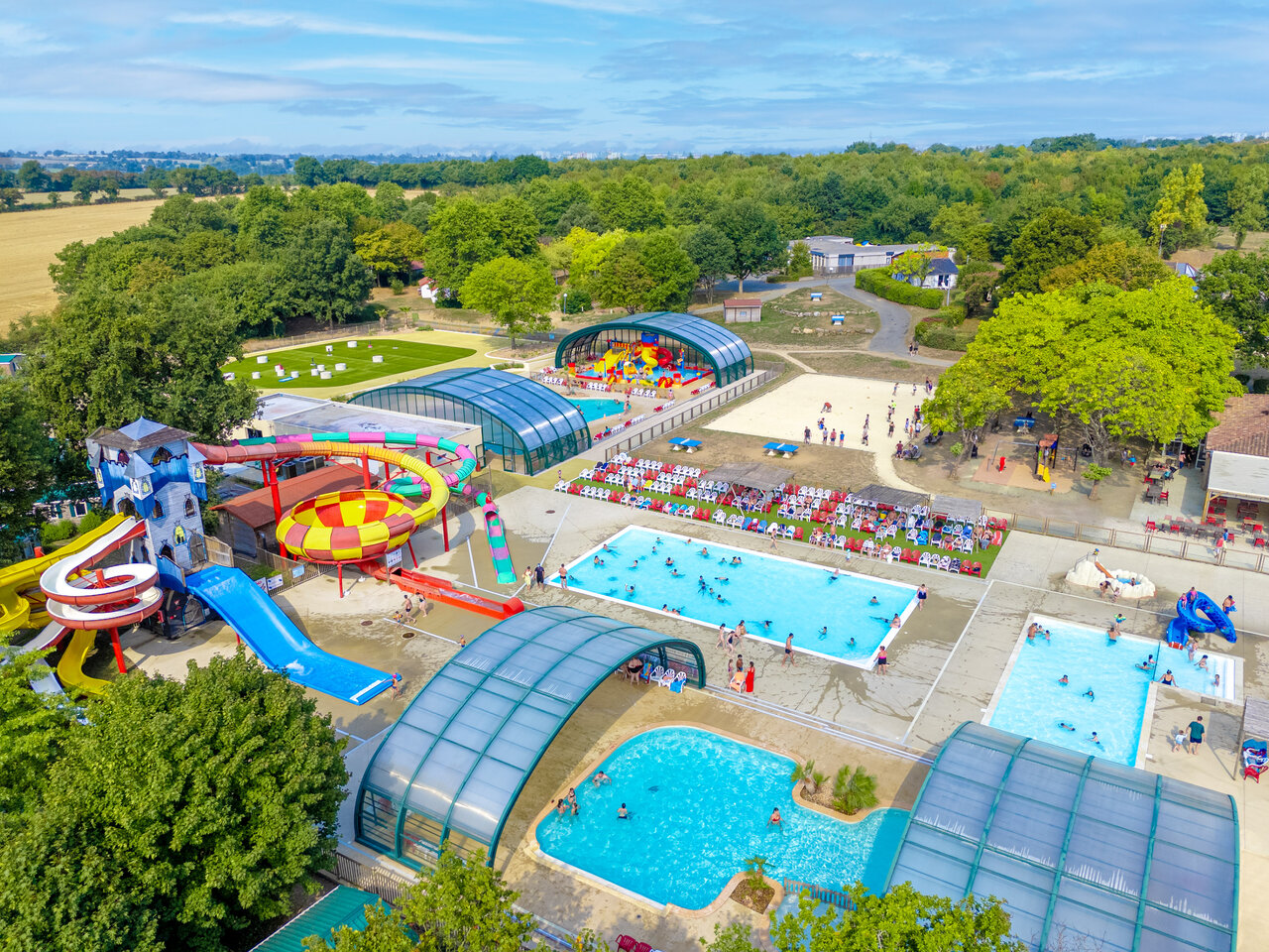 Toboggans g�ants, piscines ext�rieures et couvertes au camping CAPFUN Lac de Ribou (49).