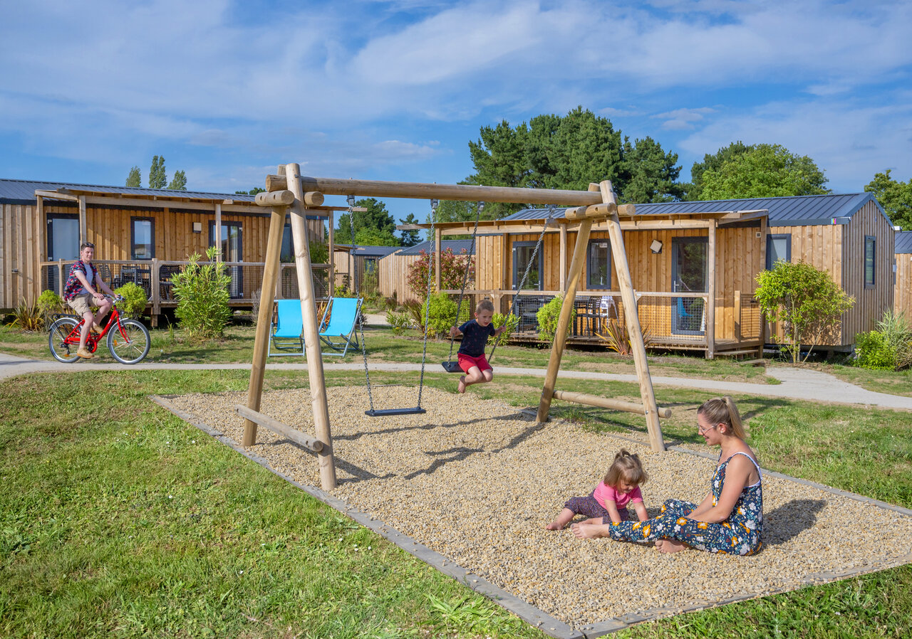 Aire de jeux, balan�oire, mobile-homes, famille au CAPFUN Lac de Ribou � Cholet (49).