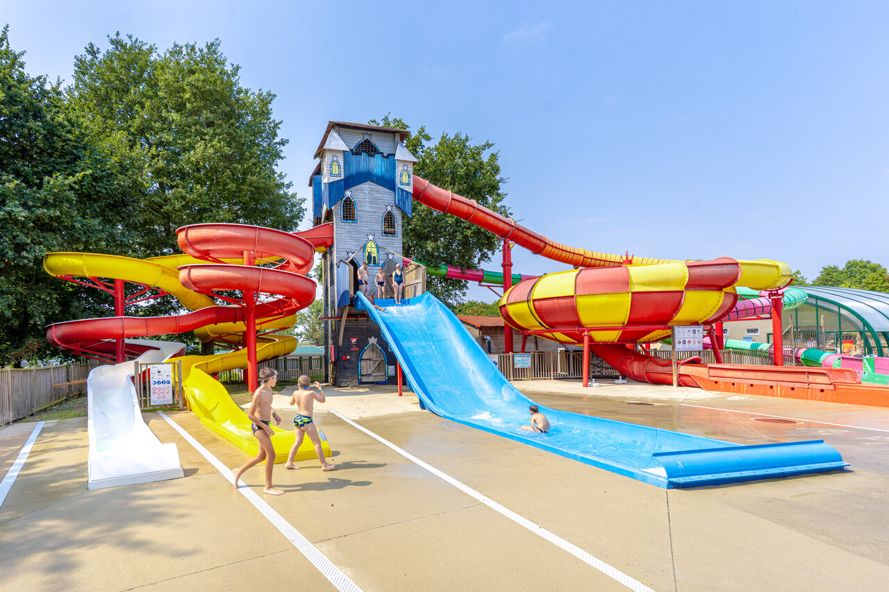 Parc aquatique avec toboggans g�ants et tour ch�teau au camping CAPFUN Lac de Ribou � Cholet (49).