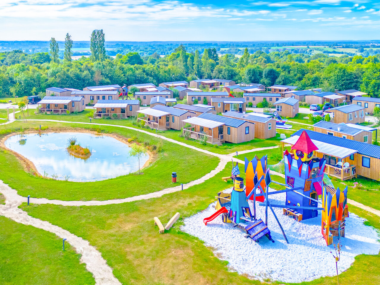 Aire de jeux color�e, �tang et mobil-homes au camping CAPFUN Lac de Ribou � Cholet (49).