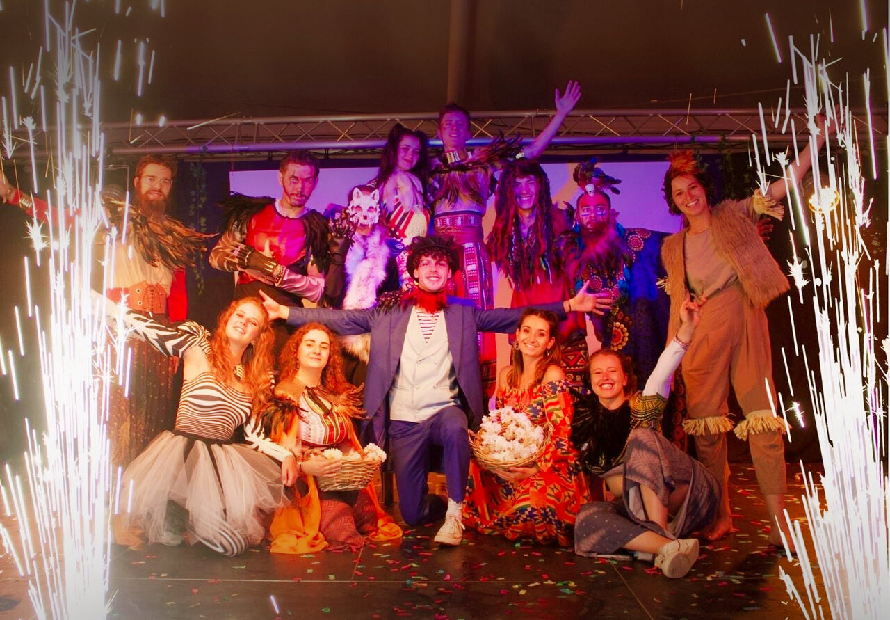 Artistes costum�s en spectacle au camping CAPFUN Lac de Ribou � Cholet (49).