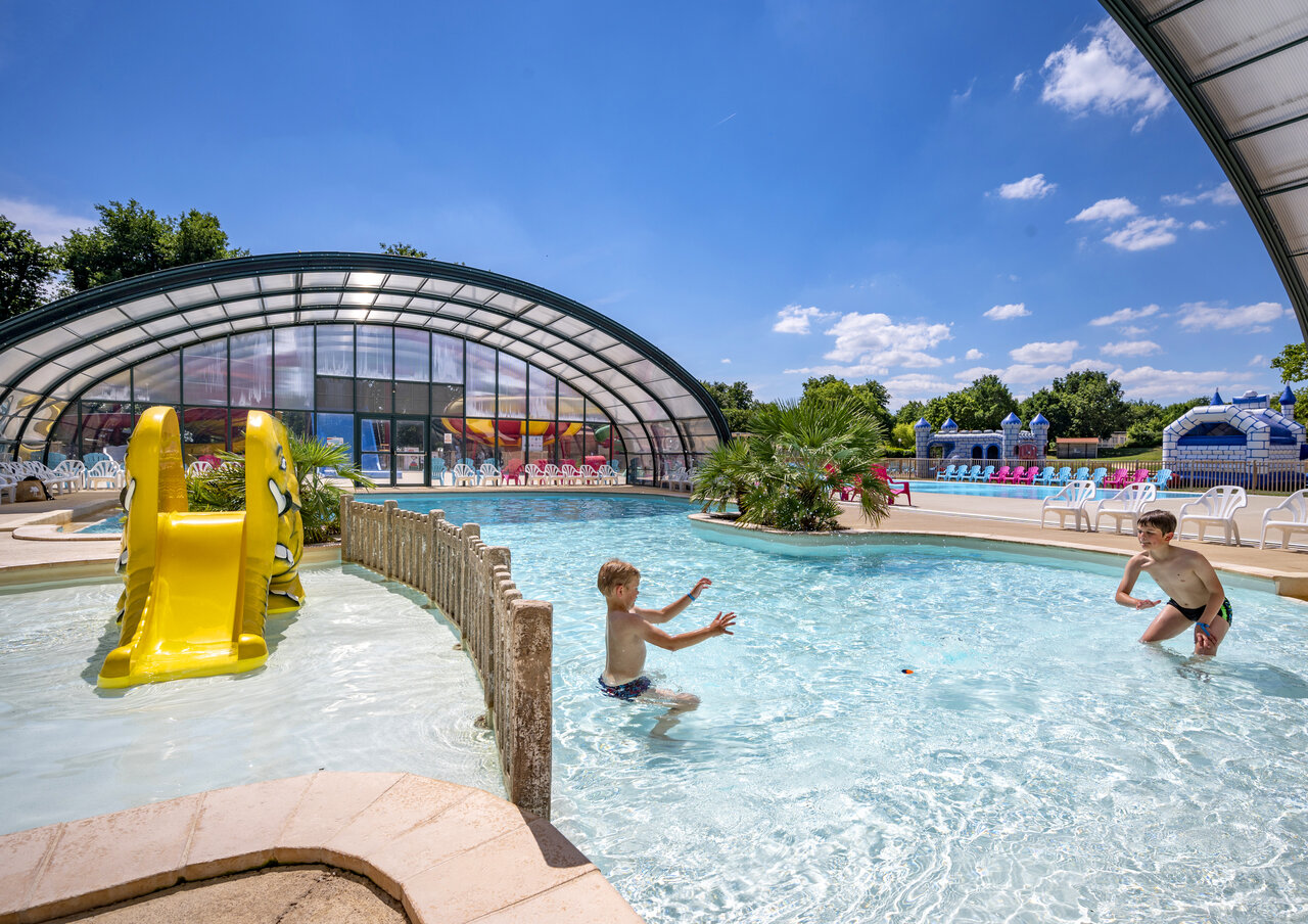 Piscine, toboggan aquatique au camping CAPFUN Lac de Ribou � Cholet (49).