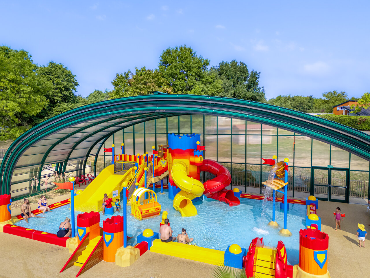 Aire de jeux aquatique couverte avec toboggans color�s au camping CAPFUN Lac de Ribou � Cholet (49).